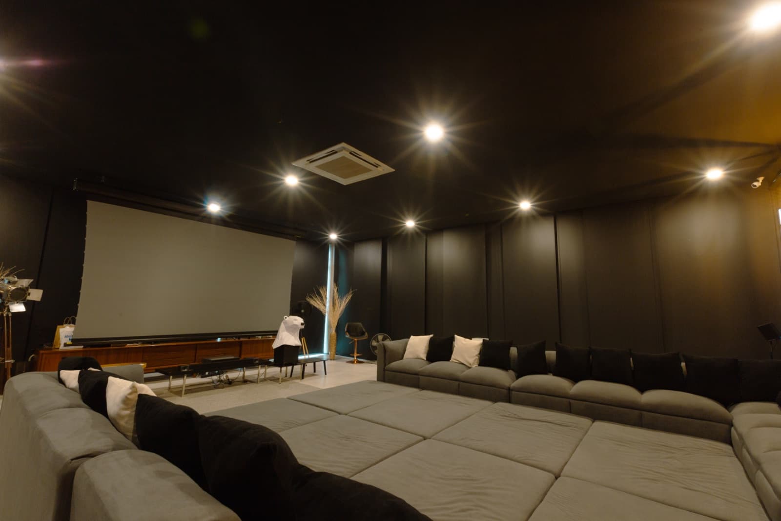 Cinema Lounge